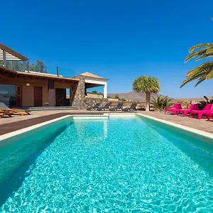 oasis-villa-with-swimming-pool-in-4000m2-garden.hotelsfuerteventura.org/